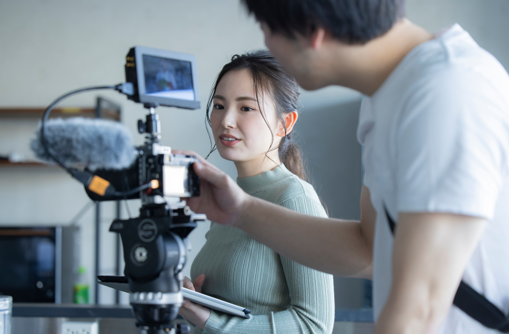 人, 屋内, 男, 持つ が含まれている画像

自動的に生成された説明