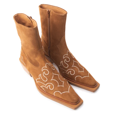 Frantz Tan Suede from L’Intervalle, perfect boots for your Mitski inspired outfit.