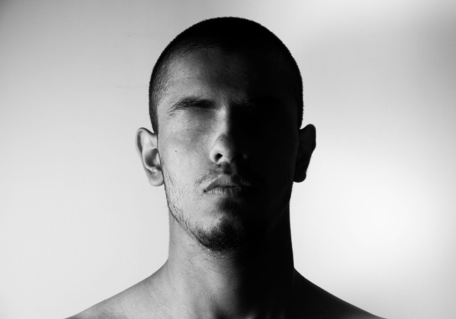 Portrait Photography of a man without eyes showing split lighting