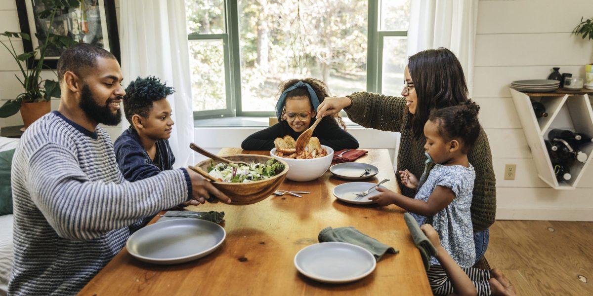 The best time to eat dinner, according to experts | Fortune Well