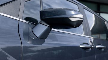 Gương chiếu hậu Hyundai Custin 2024 đặt trên chân trụ A, tăng tầm nhìn cho người lái
