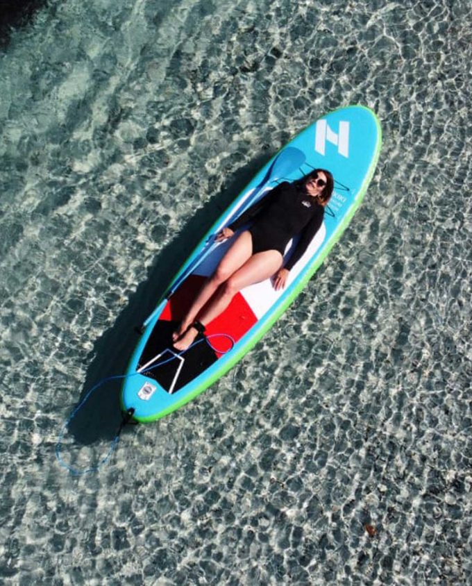 Paddle familiale stable sur l'eau