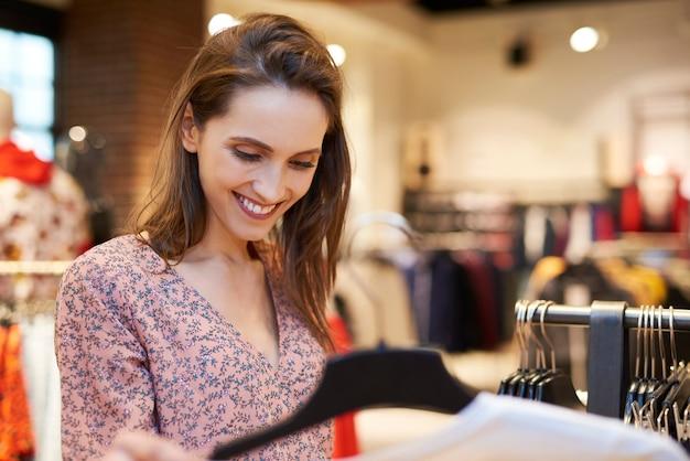 smiling-woman-clothes-shop_329181-18768