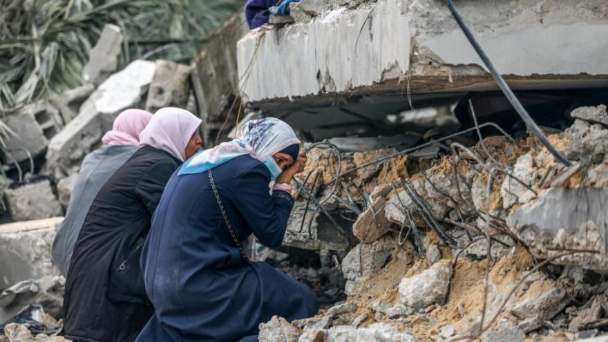 Người dân Palestine khóc than bên đống đổ nát của một tòa nhà ở Rafah, miền nam Gaza, ngày 21/12/2023. 
