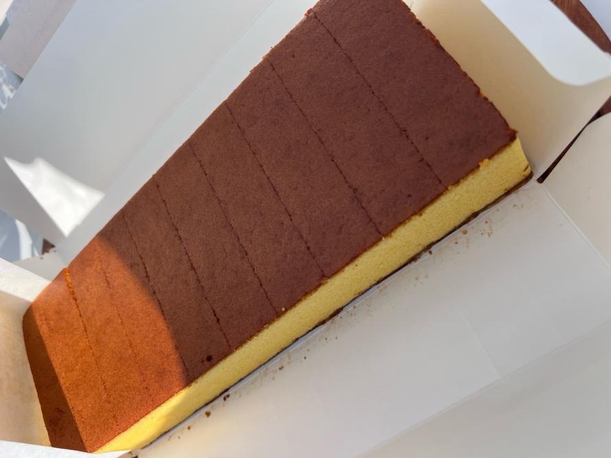 A rectangular cake in a white box

Description automatically generated
