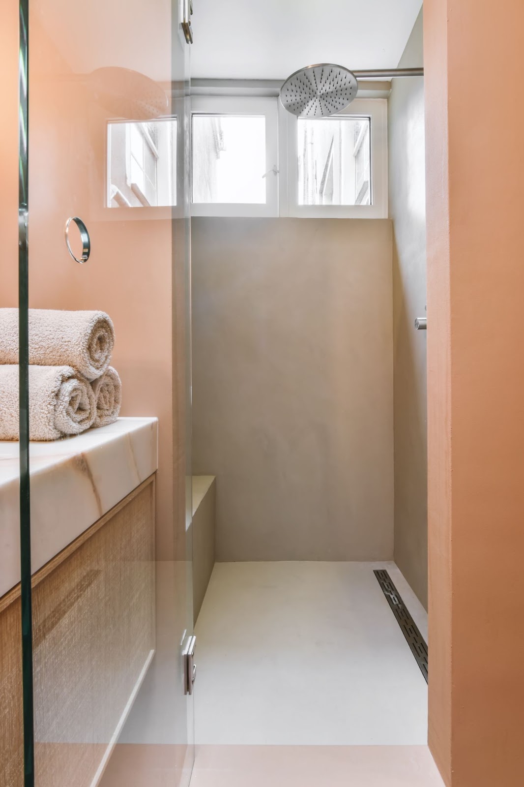 Minimalist bathroom with walls in the color peachfuzz