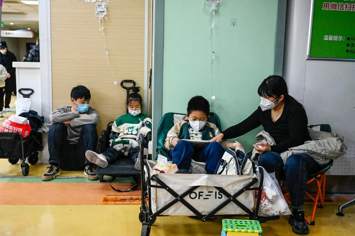 Trẻ em được truyền dịch tại một bệnh viện nhi ở Bắc Kinh hôm 23/11/2023. Tổ chức Y tế Thế giới đã yêu cầu Trung Quốc cung cấp thêm dữ liệu về căn bệnh hô hấp đang lan rộng ở miền Bắc quốc gia này. (Ảnh: Jade Gao/AFP qua Getty Images)