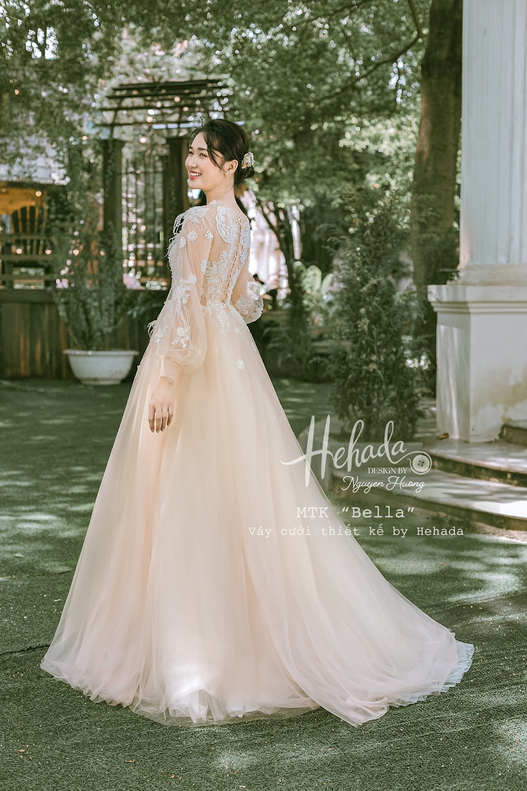 Form dáng phía sau váy cưới The Bella