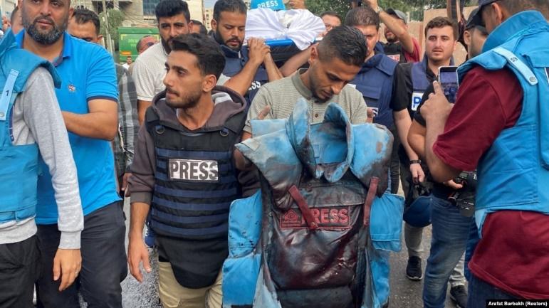 جلیقهٔ خونین محمد صبح، روزنامه‌نگار فلسطینی که به همراه دو خبرنگار دیگر هنگام تهیه گزارش بر اثر اصابت یک موشک اسرائیلی به ساختمانی در شهر غزه کشته شد