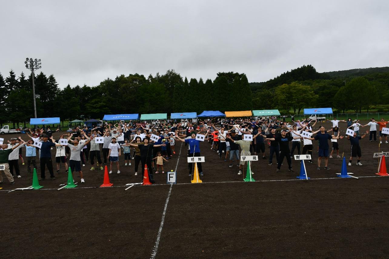 屋外, 民衆, グループ, 草 が含まれている画像  自動的に生成された説明