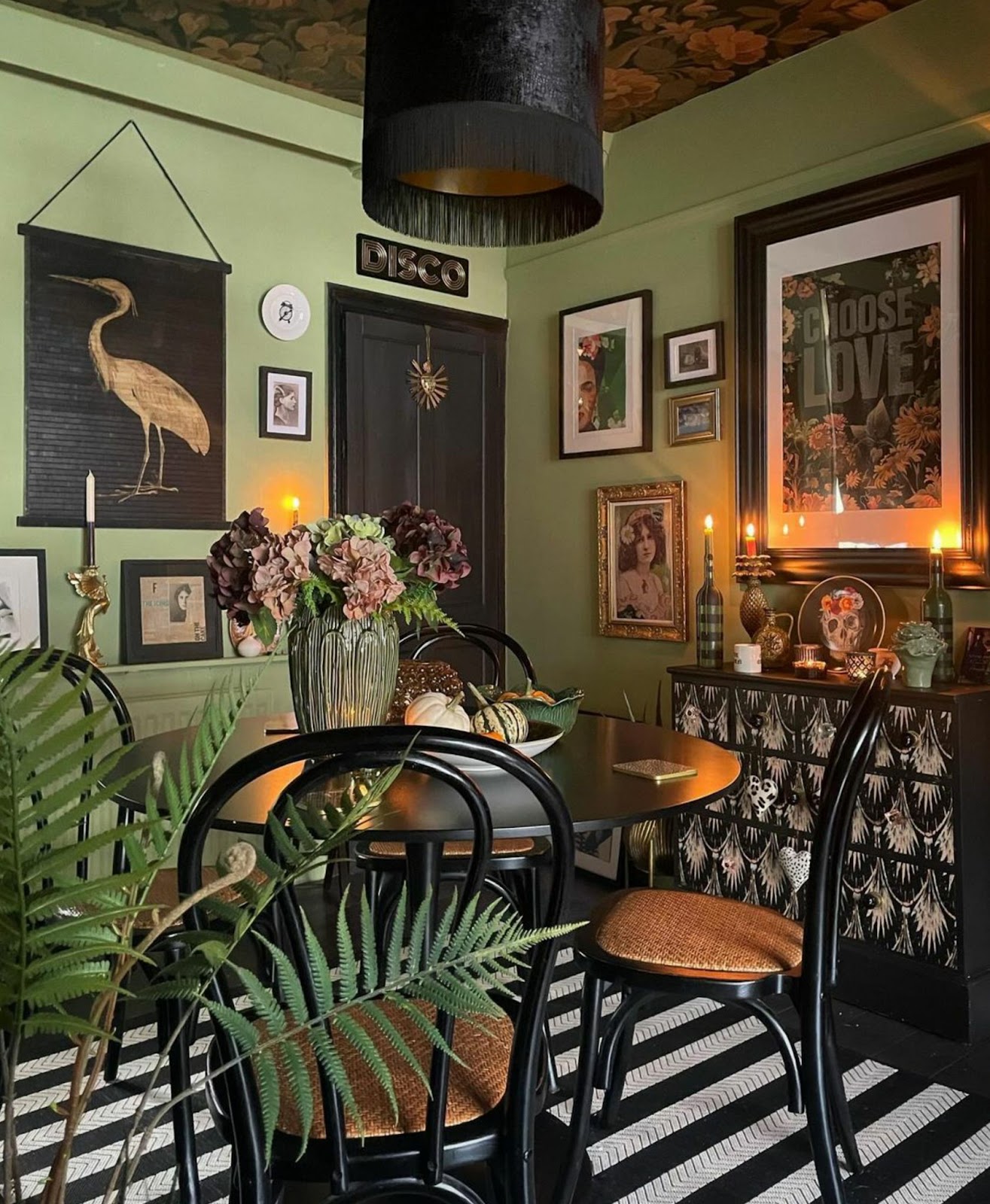 Artsy Round Dining Table Corners