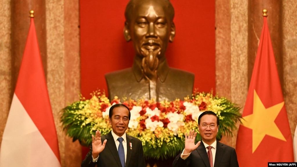 Tổng thống Indonesia Joko Widodo (trái) và Chủ tịch nước Việt Nam tại Hà Nội, ngày 12/1/2024. (Photo: AFP/Nhac NGUYEN)