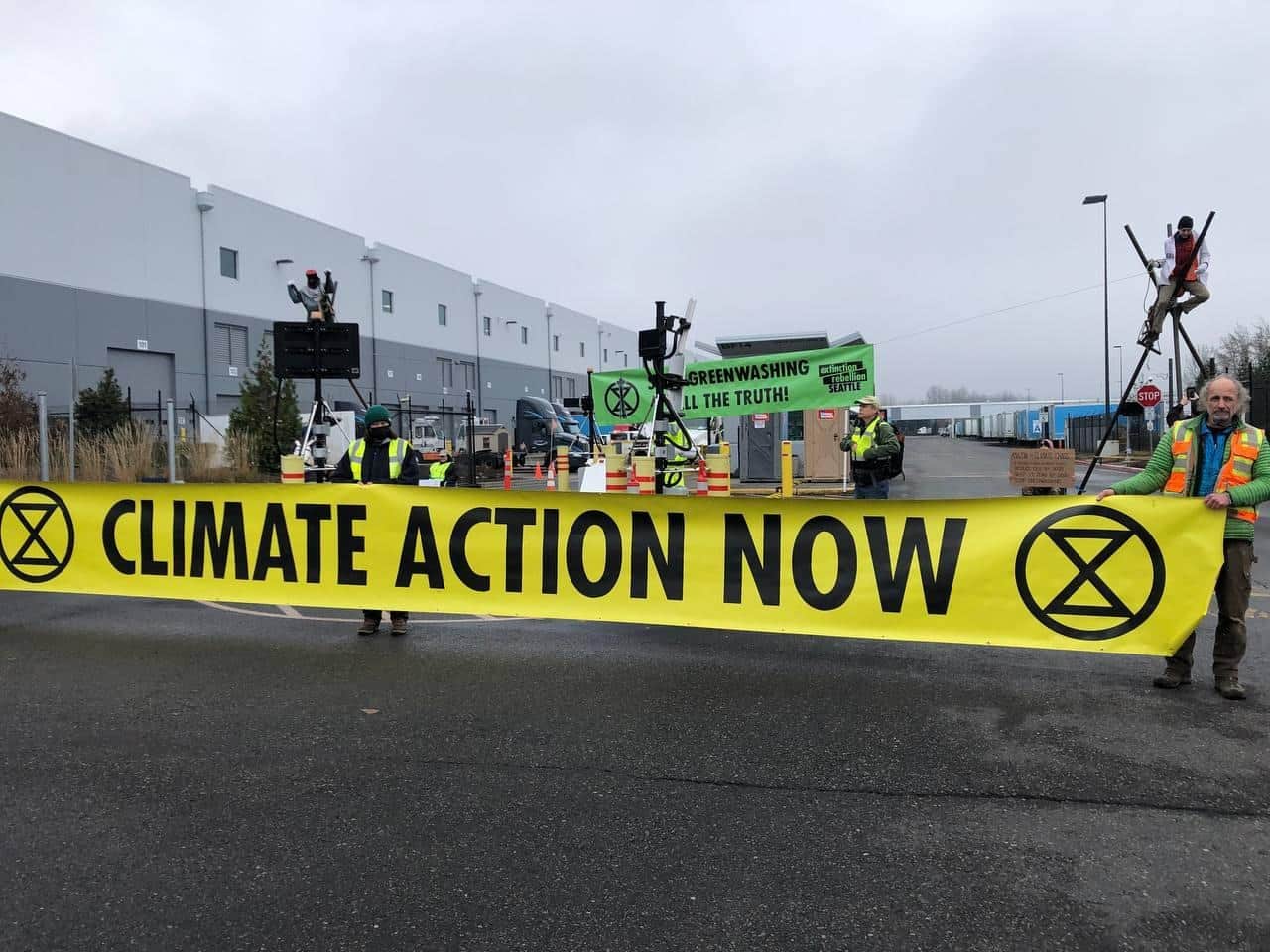 Rebels blocked an Amazon warehouse using banners and tripods