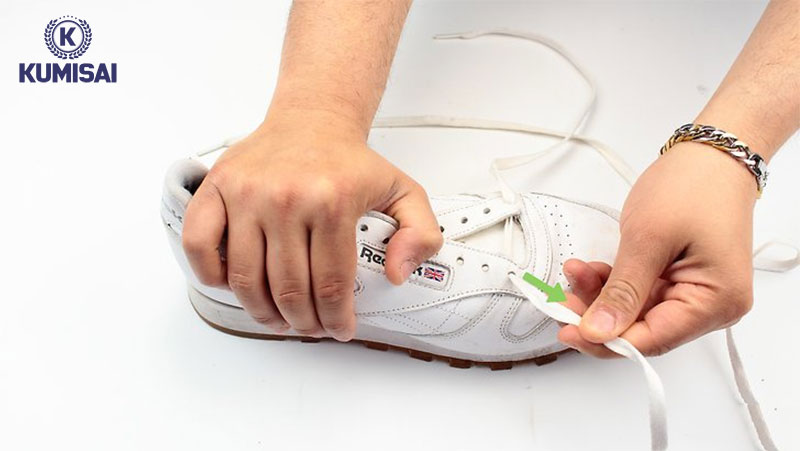 Tháo bỏ dây giày trước khi vệ sinh