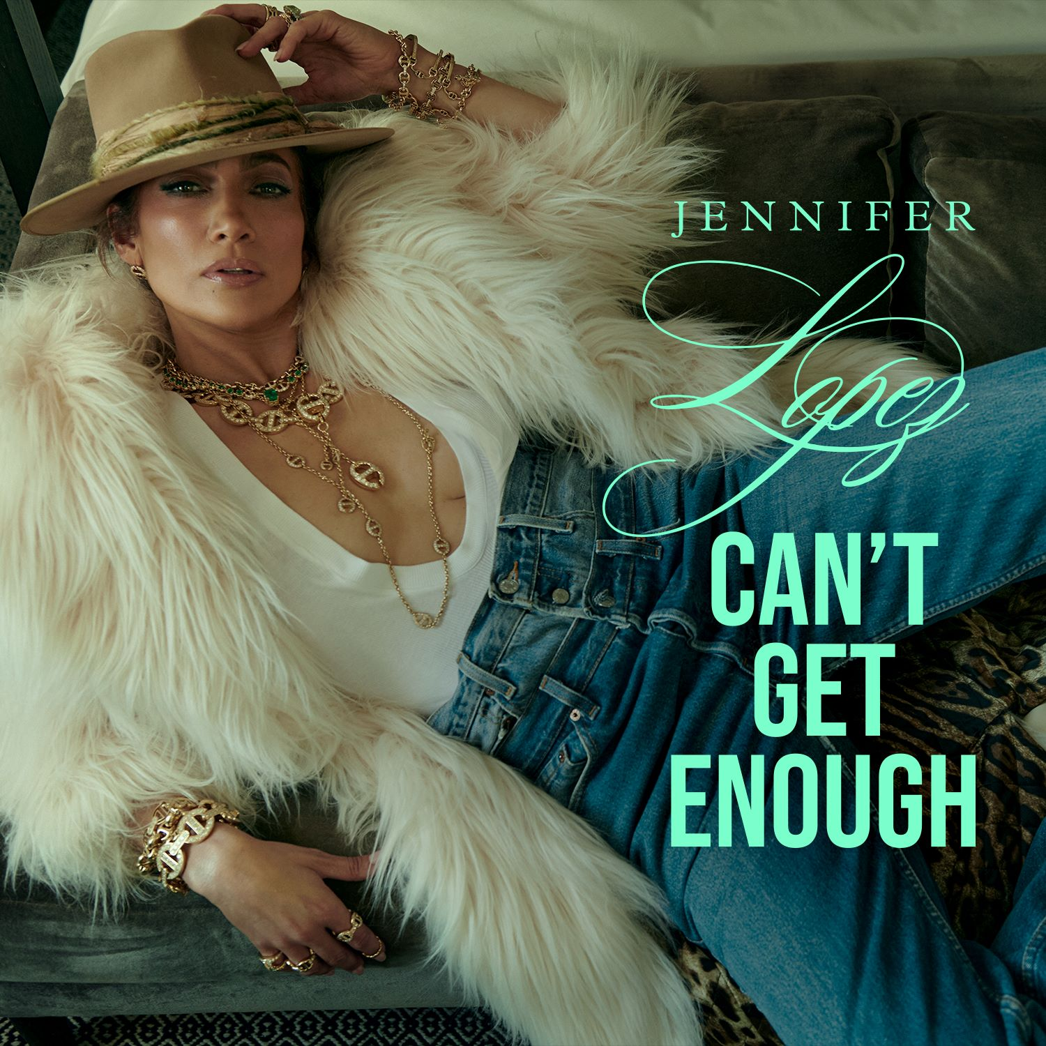 Jennifer Lopez está de volta à música com single "Can't Get Enough", que ganha um clipe