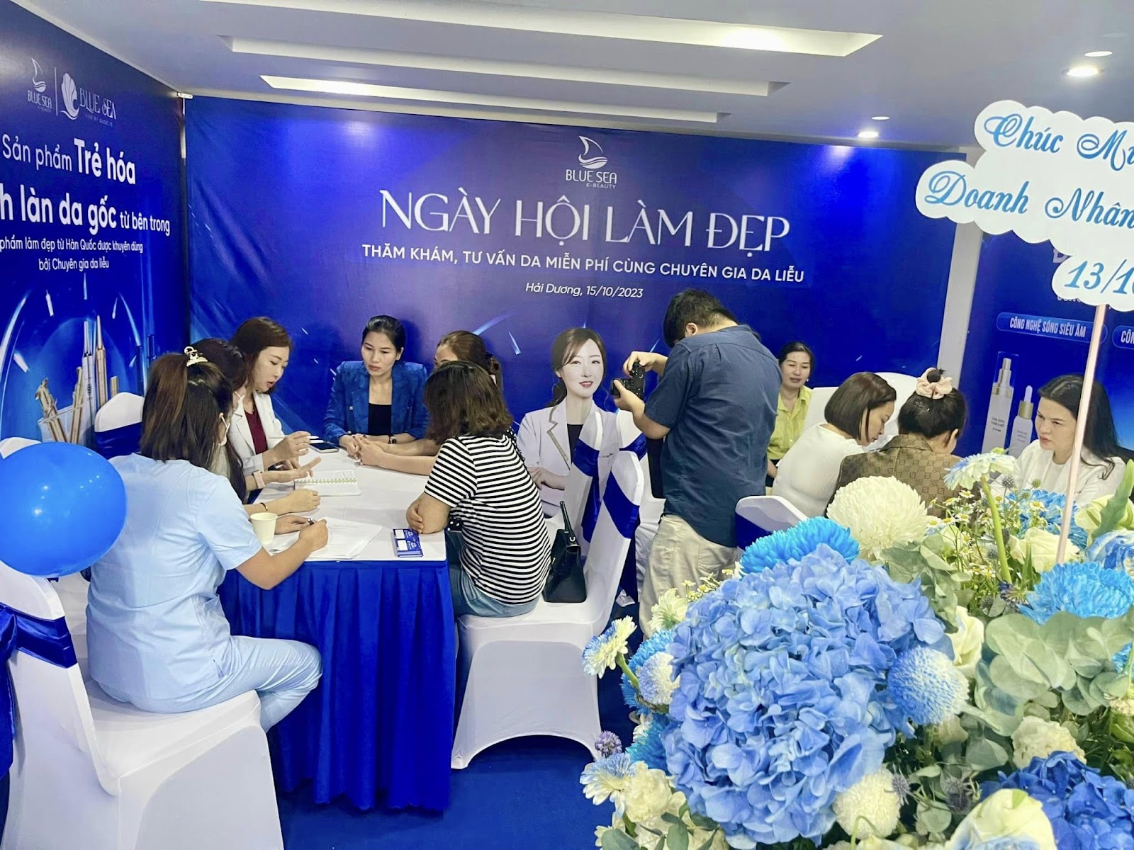 Các chuyên gia thăm khám và tư vấn khách hàng tại sự kiện của TMQT Blue Sea.