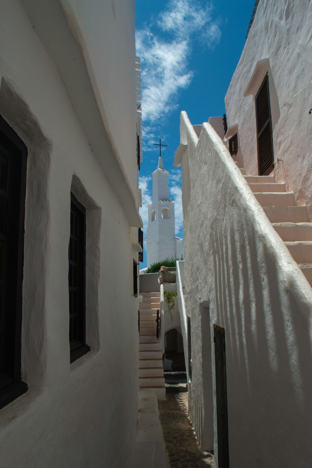 Les murs blancs de Binibeca Vell.