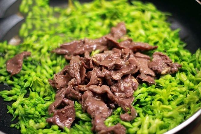 bắp rùa bò xào với hoa thiên lý