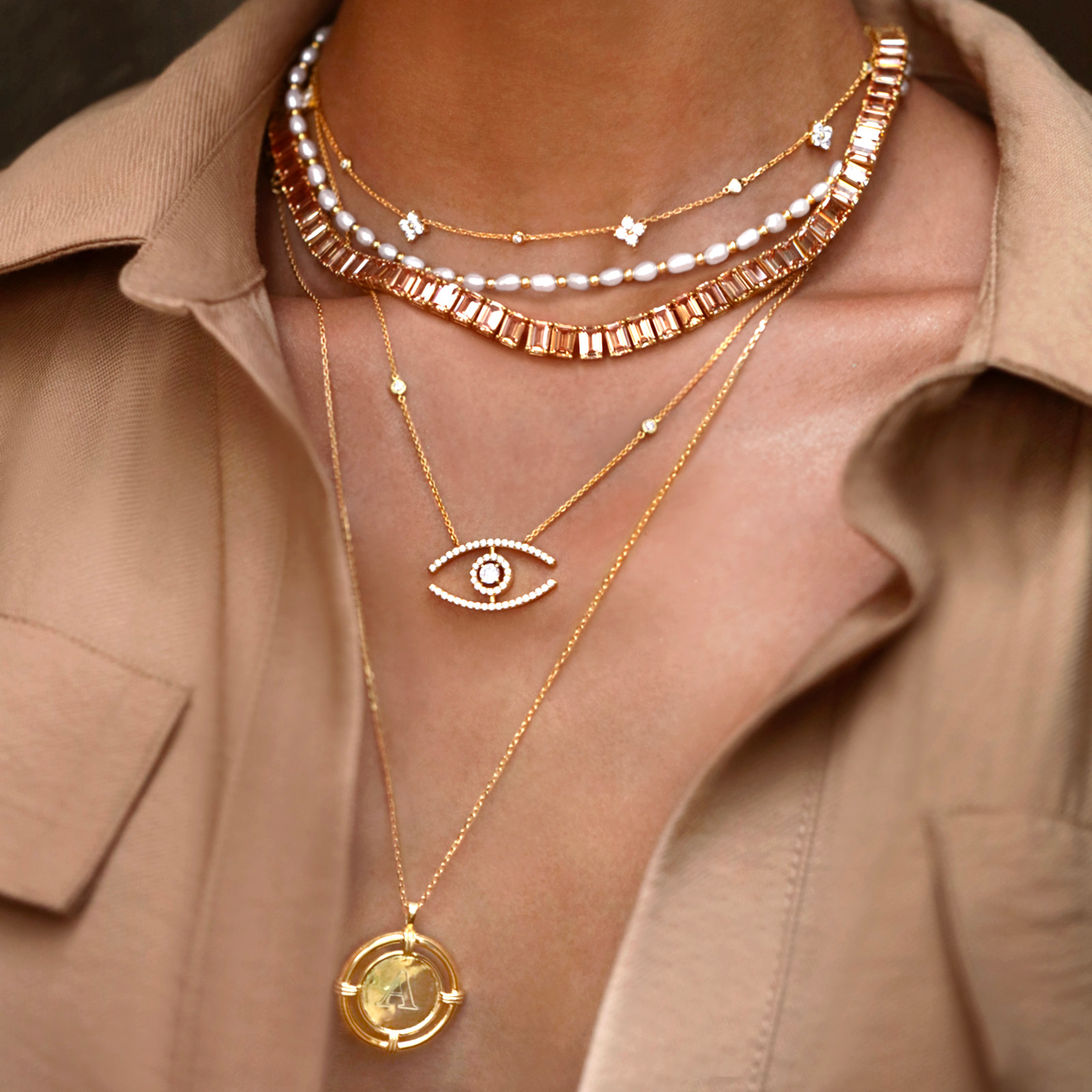 Un'immagine ravvicinata della - Tudor Premium Necklace, che mostra il suo intricato design e gli scintillanti zaffiri bianchi.