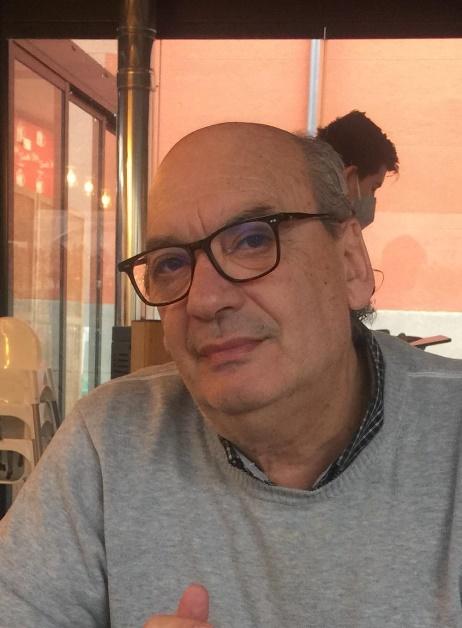 Un hombre con lentes sentado en un restaurante

Descripción generada automáticamente