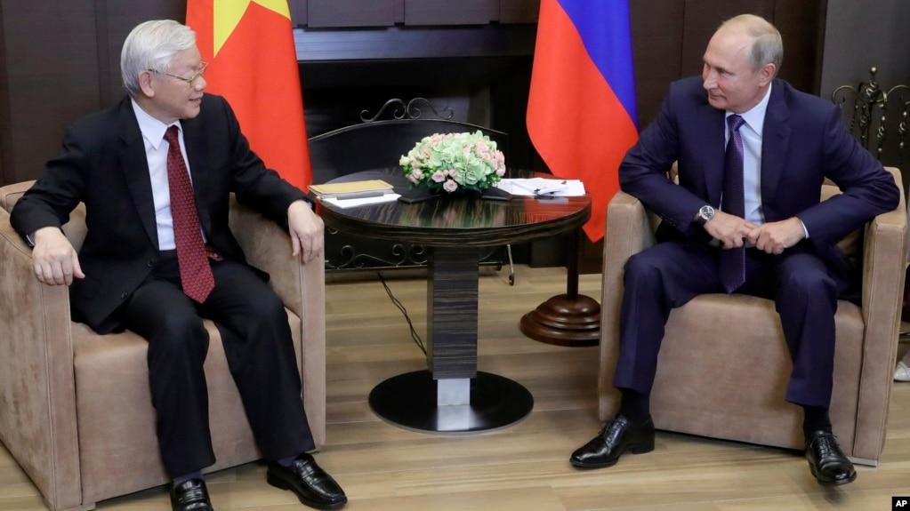 Tổng Bí thư Đảng Cộng sản Việt Nam Nguyễn Phú Trọng (trái) gặp Tổng thống Nga Vladimir Putin tại dinh thự Bocharov Ruchei ở khu nghỉ dưỡng Biển Đen ở Sochi, Nga, vào ngày 6/9/2018. Reuters cho biết Việt Nam đã nhiều lần mời ông Putin đến thăm trong những tháng gần đây.