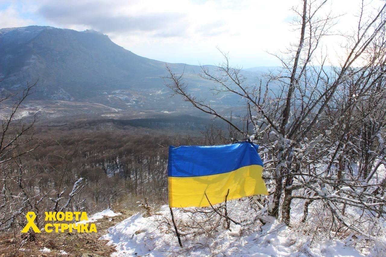 Ukrainian flag at the foot of the mountain Çatır Dağ in the Crimea/Yellow Ribbon