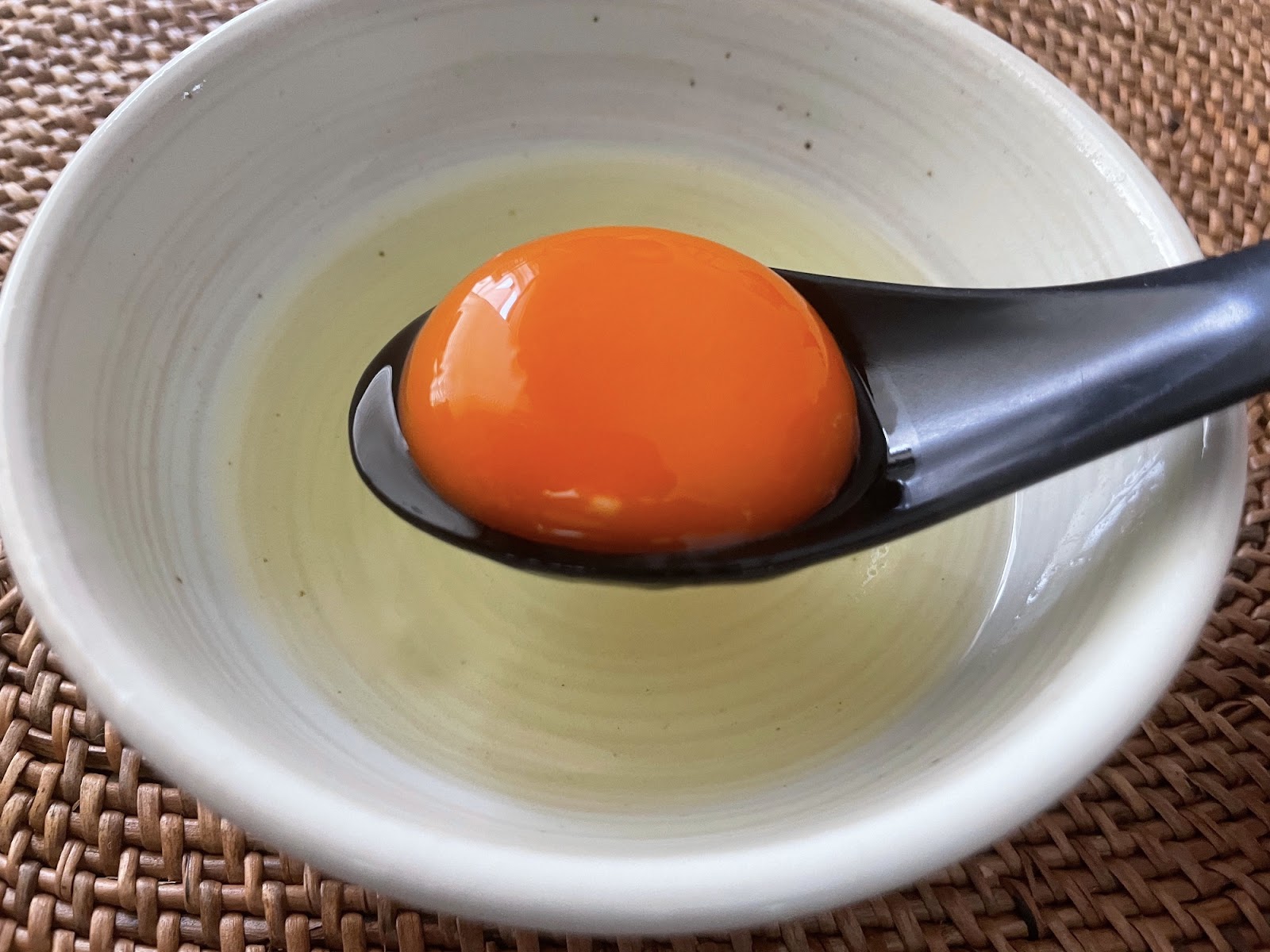 アスタキサンチンは卵に含まれる？効果や継続して摂るコツを解説します