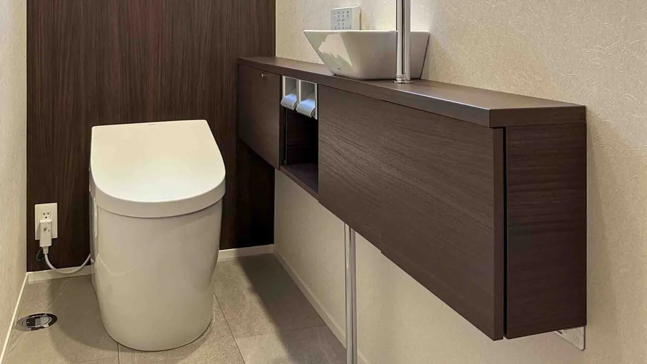 TOTO製タンクレストイレと手洗い収納一体型のデザインキャビネットを採用したこだわりのトイレリフォーム