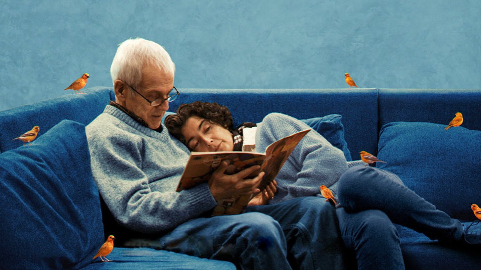 Augusto Góngora y Maite Alberdi están sentados en un sillón, mientras leen un libro. A él se le nota muy concentrado, mientras que ella está relajada, apoyada en su pecho