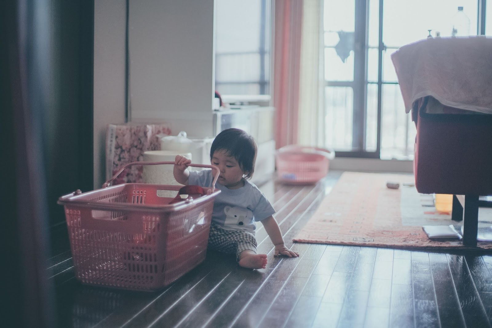 初夏の室内、座る子供