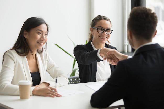 5 Idei de ținute care influențează rezultatul interviului de job