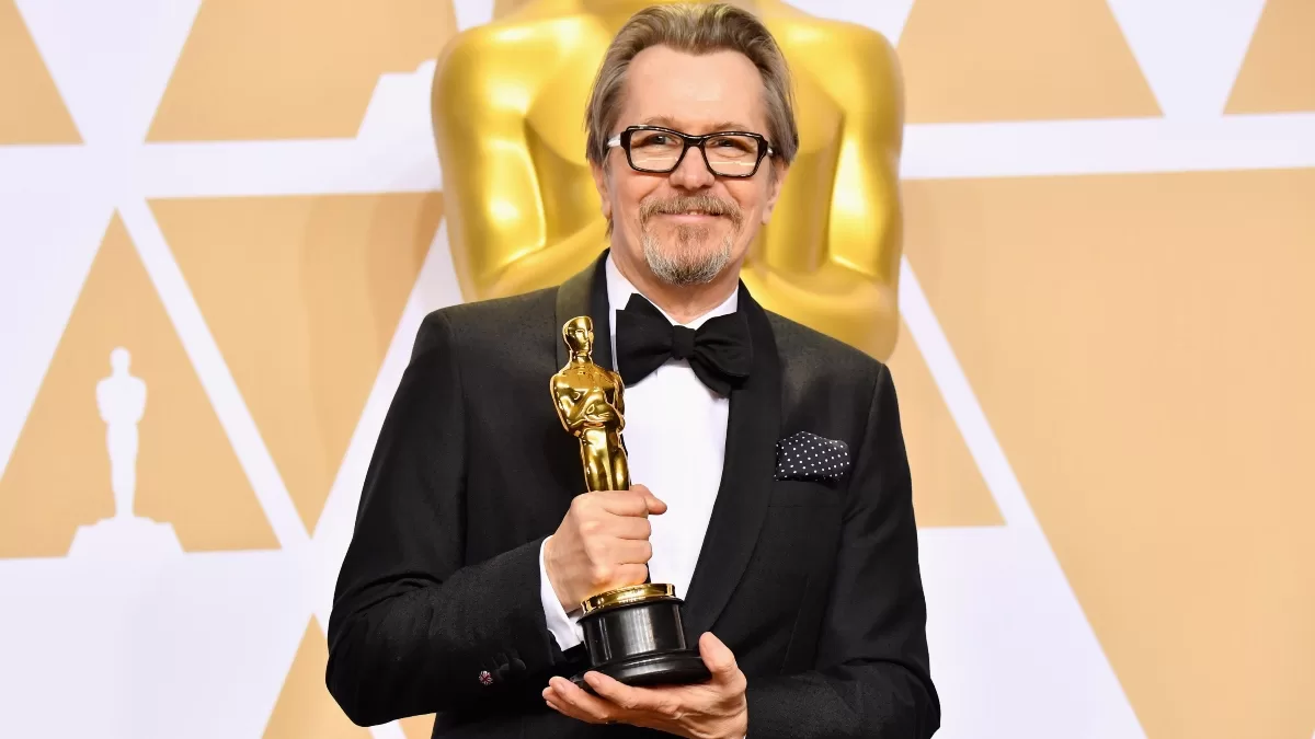 Gary Oldman sosteniendo la estatuilla del Oscar