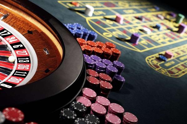 E:\บทความ\หลากหลาย\บทความ\gambling-chips-stacked-around-roulette-wheel-on-gaming-table-200325572-001-5c89d2df46e0fb00015f9089.jpg