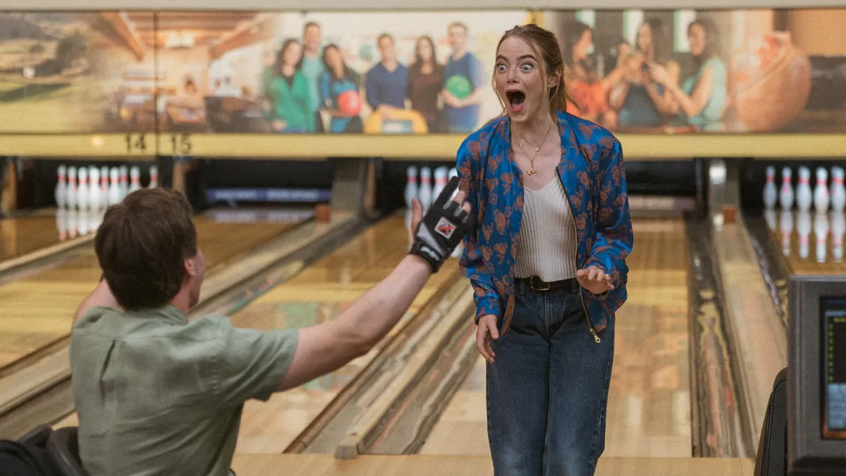 Whitney emocionada jugando bowling en The Curse
