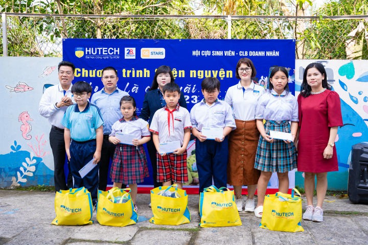 Hành trình tình nguyện đầy ắp nghĩa tình của cựu sinh viên, cựu học viên và doanh nhân HUTECH 52