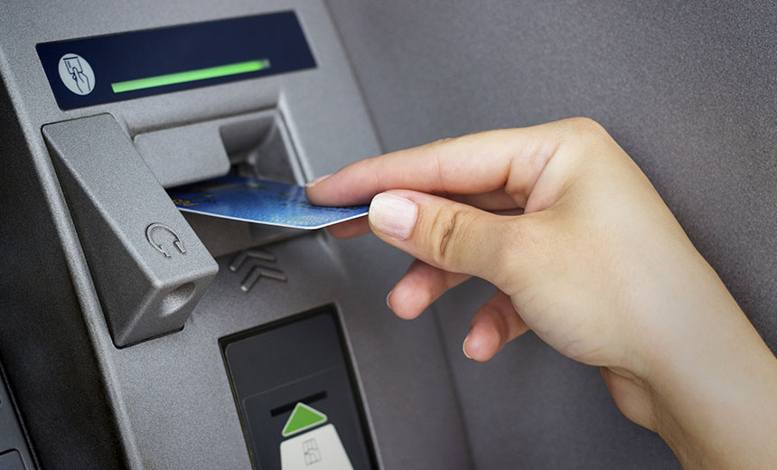 Hướng dẫn rút tiền ATM đúng cách, không bị nuốt thẻ