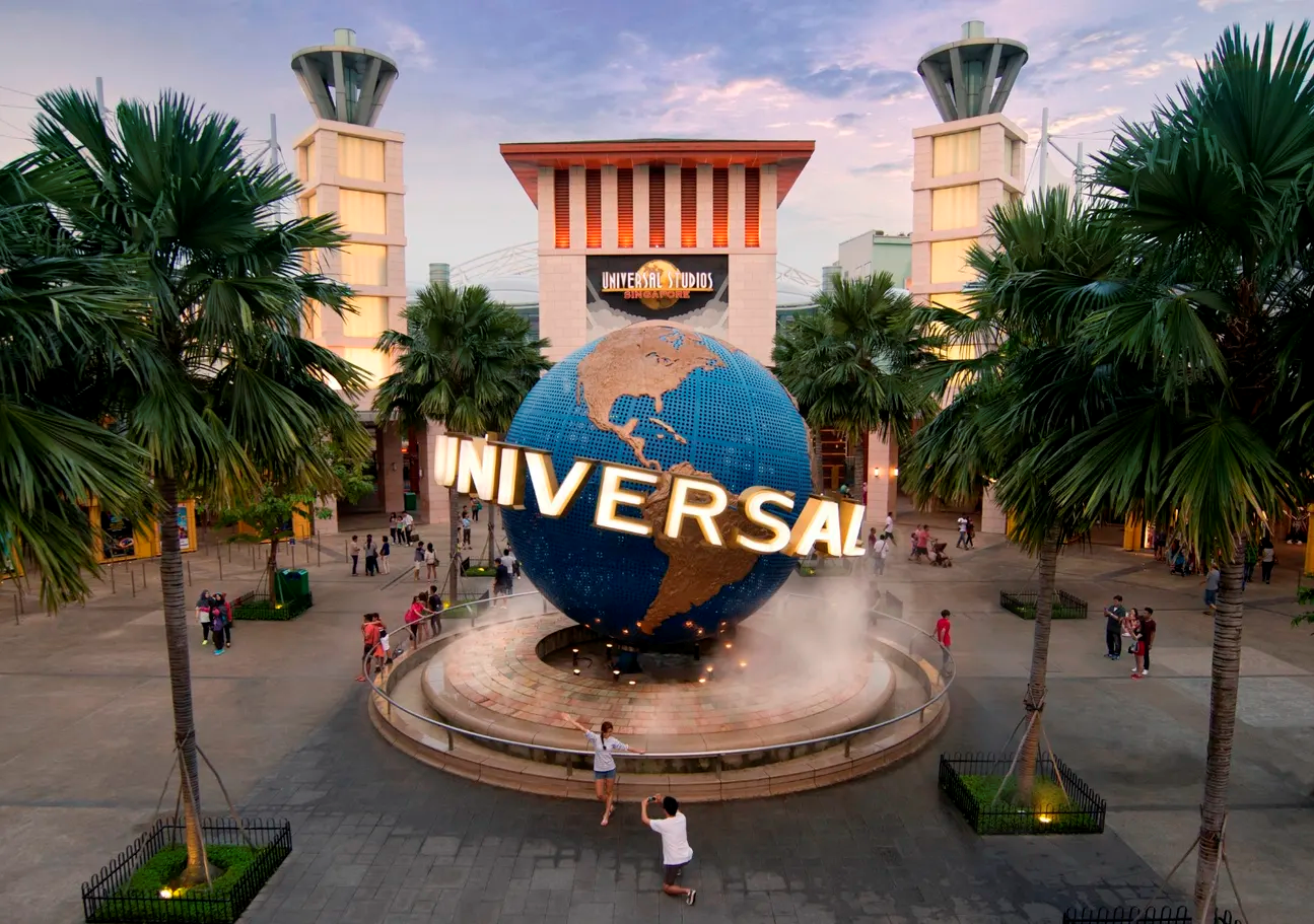 Cổng chính của Universal Studios Singapore luôn chào đón các du khách.