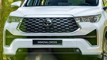 Toyota Innova 2024 trang bị đèn pha LED tự động bật tắt, tích hợp chế độ đèn chờ dẫn đường và có thể điều chỉnh góc chiều bằng tay.