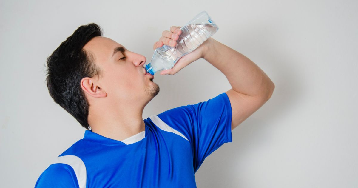 Dengan memperbanyak mengonsumsi air putih, kamu gak akan cepat lesu saat berpuasa.