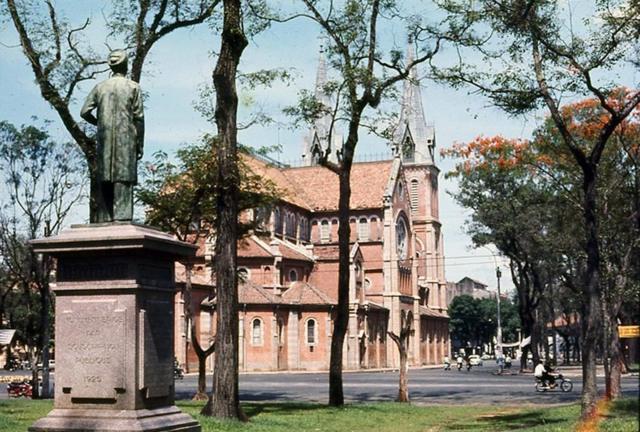 Tượng Petrus Trương Vĩnh Ký ở gần Nhà thờ Đức Bà Sài Gòn đã bị di dời sau ngày 30/4/1975