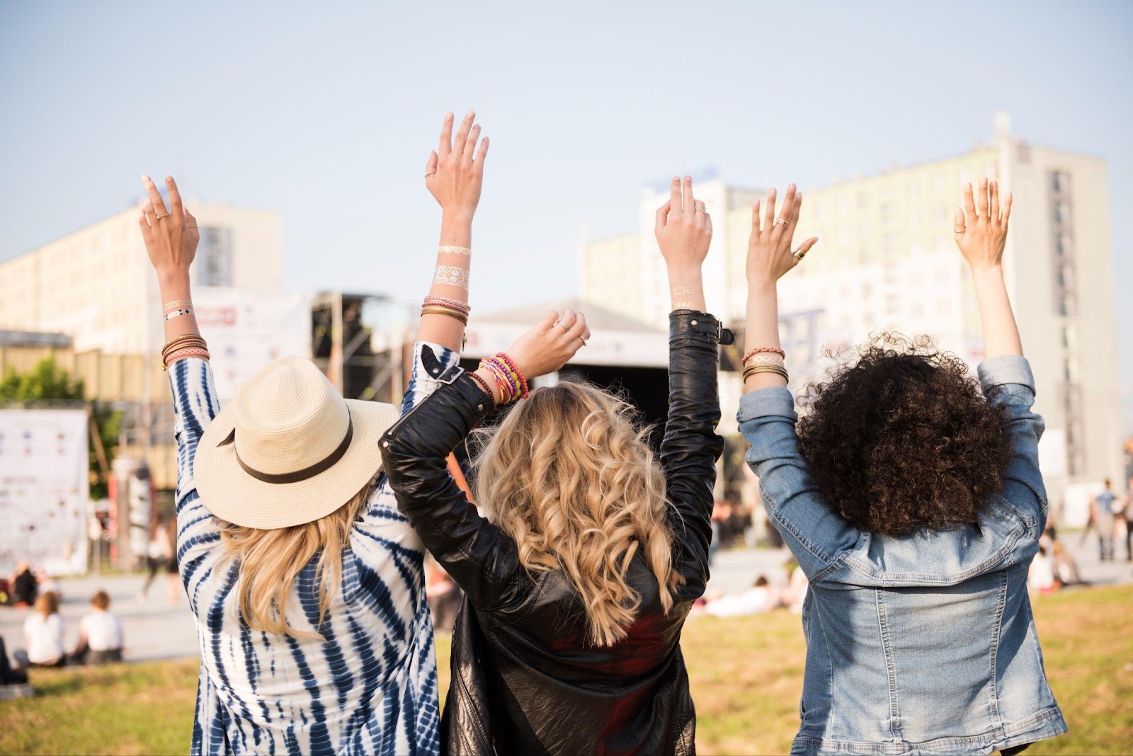 Três mulheres participando de um festival