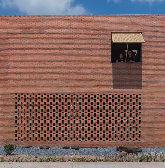 Design of the ground floor elevation in brick