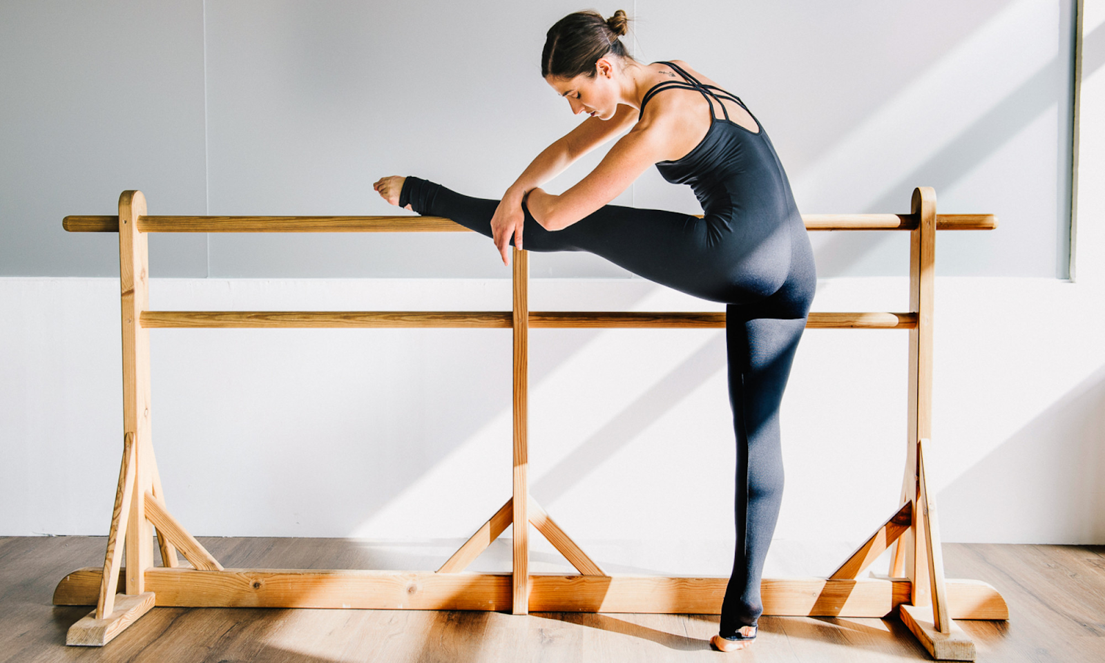 Peregangan Balet yang Harus Anda Coba - Barre Hamstring Stretches