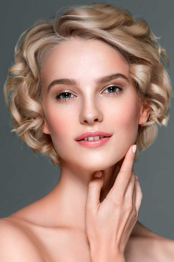 Vintage Short Wavy Hair Look