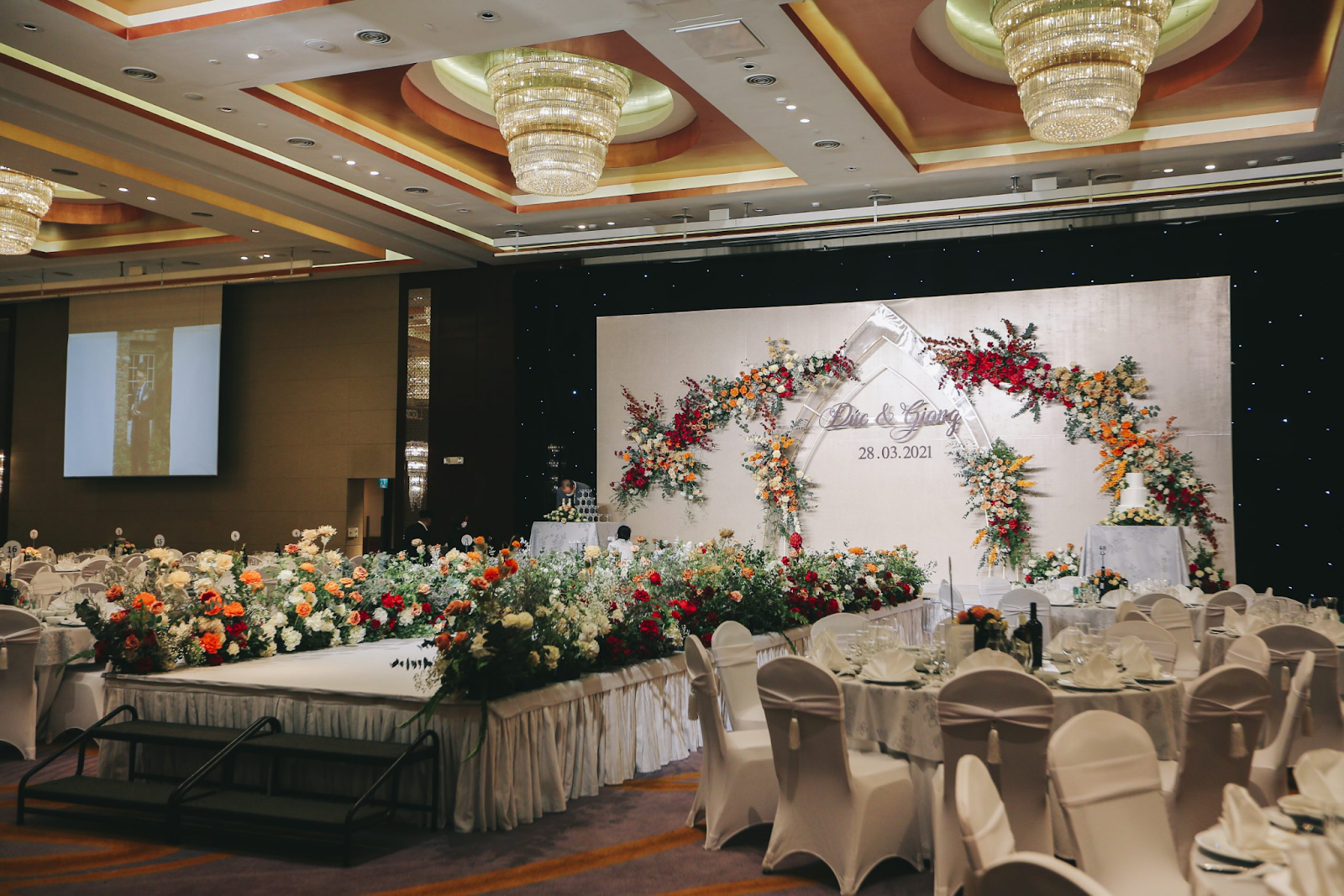 Mẫu trang trí tiệc cưới cao cấp rực rỡ hoa tươi do Tiffany thực hiện