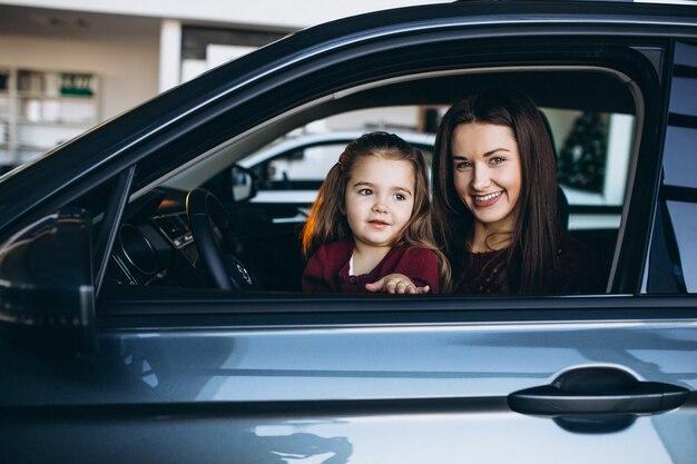 Siguranța copiilor în mașină: Când pot sta în față
