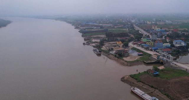 A body of water with a city and buildings

Description automatically generated