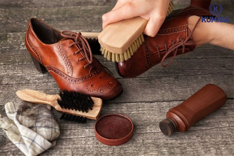 Tại sao cần bảo quản giày da cẩn thận?