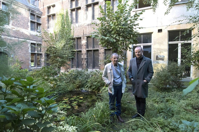 Ercola-stichter Jean-Claude Block en gewezen bewoner Dennis Tyfus in de weelderige binnentuin van het verborgen godshuis Somers in de Wolstraat 31.