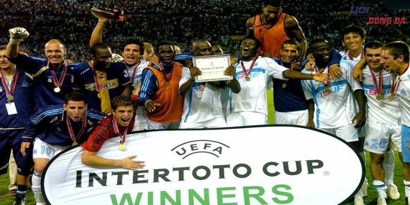 CLB bóng đá Celta Vigo ăn mừng chức vô địch Cúp Intertoto UEFA 2000